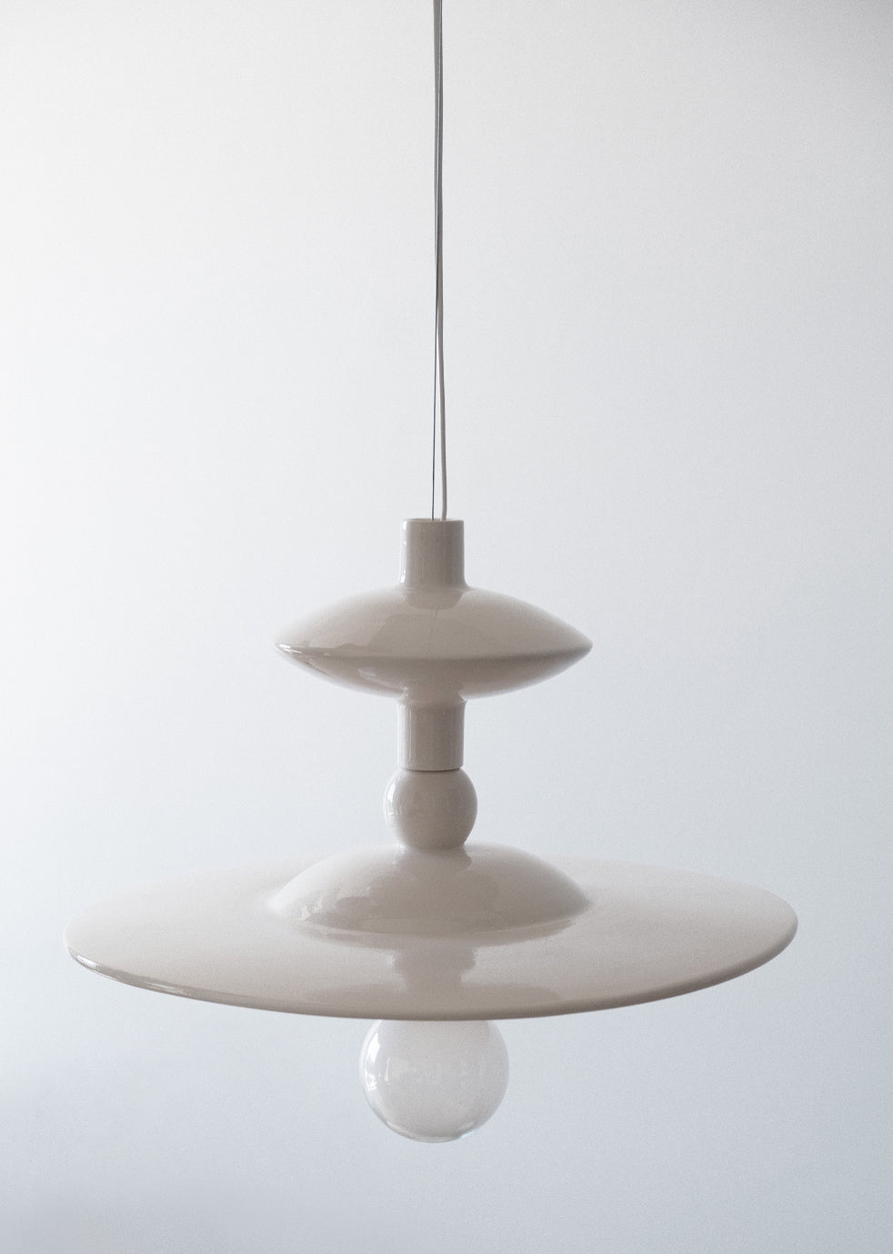 Lampe suspension Stella, en céramique tournée à la main en Italie. Création issue de la collection Libre comme... par Caroline Andréoni & Léa Ginac.