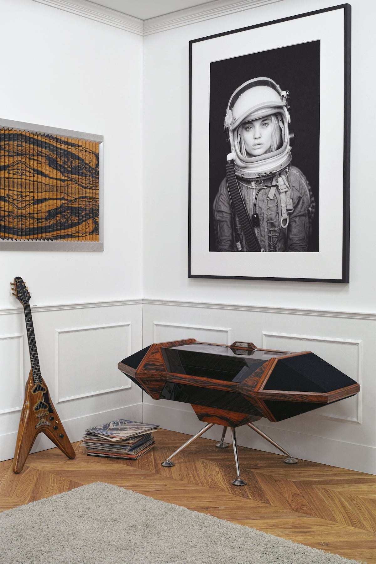 Vaisseau admirable pour croisière supersonique. Synergie expressive de style et de matière, ce meuble audio évoque la magie d’un moment singulier, rythmé par la musique. Sous son capot de plexiglass noir, Audiosatt protège un système Bose Soundtouch et chacune de ses extrémités abrite une enceinte Bose qui vous plonge dans une expérience audio optimale qui saura sublimer toute votre musique. Audiosatt est en bois plaqué palissandre Dos Santos du Cambodge, finition cire naturelle et piètement en inox massif.