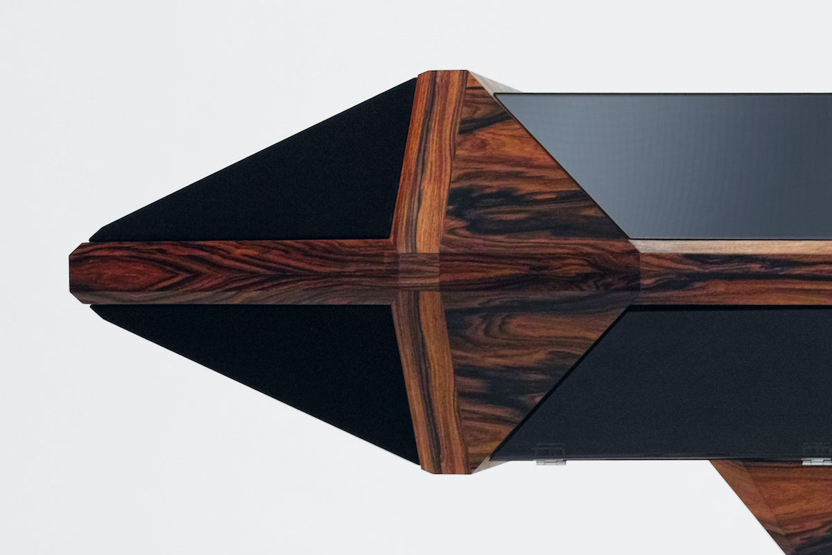 Vaisseau admirable pour croisière supersonique. Synergie expressive de style et de matière, ce meuble audio évoque la magie d’un moment singulier, rythmé par la musique. Sous son capot de plexiglass noir, Audiosatt protège un système Bose Soundtouch et chacune de ses extrémités abrite une enceinte Bose qui vous plonge dans une expérience audio optimale qui saura sublimer toute votre musique. Audiosatt est en bois plaqué palissandre Dos Santos du Cambodge, finition cire naturelle et piètement en inox massif.