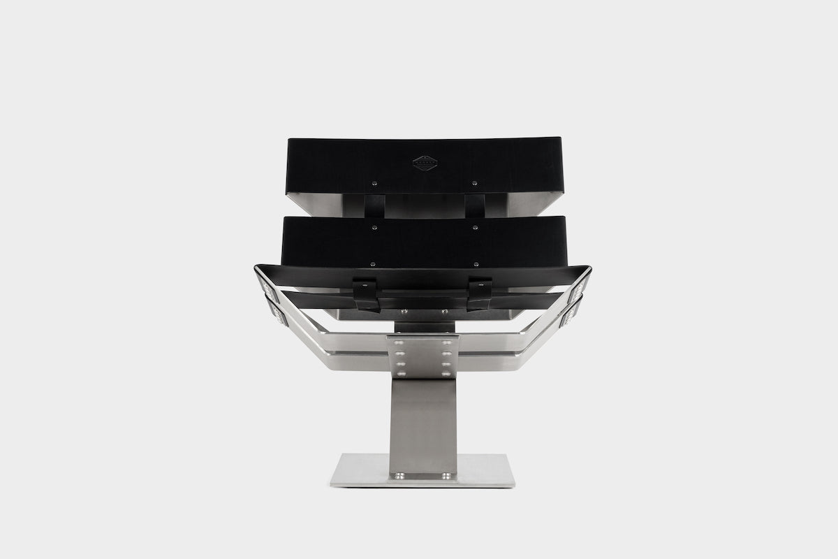 Aux commandes de votre vaisseau spatial, oubliez la gravité. Ce design futuriste allié à des techniques de fabrication et d’assemblage des différentes pièces confèrent à l’Actarus une singularité et un confort absolu.  Réalisés à la main en métal, et inox brossé, les éléments de l’assise, tous d’une extrême mobilité, se tendent, se tournent et se plient, pour épouser le corps et lui offrir une sensation d’apesanteur. &nbsp;Il ne reste qu’à fermer les yeux pour s’évader vers d’autres horizons.