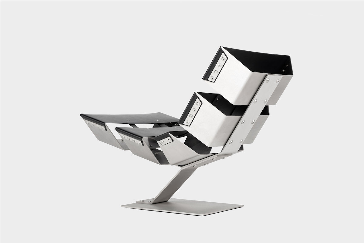 Aux commandes de votre vaisseau spatial, oubliez la gravité. Ce design futuriste allié à des techniques de fabrication et d’assemblage des différentes pièces confèrent à l’Actarus une singularité et un confort absolu.  Réalisés à la main en métal, et inox brossé, les éléments de l’assise, tous d’une extrême mobilité, se tendent, se tournent et se plient, pour épouser le corps et lui offrir une sensation d’apesanteur. &nbsp;Il ne reste qu’à fermer les yeux pour s’évader vers d’autres horizons.