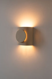 L'applique Tini Chams réalisée selon la technique de la plaque offre plusieurs sorties de lumière. Signifiant petit soleil en arabe, Tini Chams est fabriquée avec du grès blanc chamotté, terre lisse à laquelle a été rajoutée de la terre cuite broyée lui donnant une texture idéale pour le modelage et un grain authentique.