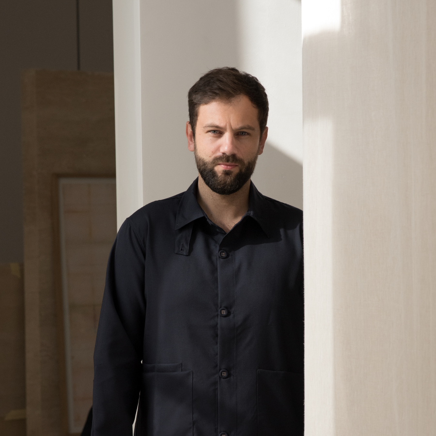 Anthony Guerrée est un designer français, né en Normandie en 1987. Il vit et travaille à Paris. Son parcours témoigne d’un attachement profond à l’artisanat de haute-facture et à l’histoire des arts décoratifs. 