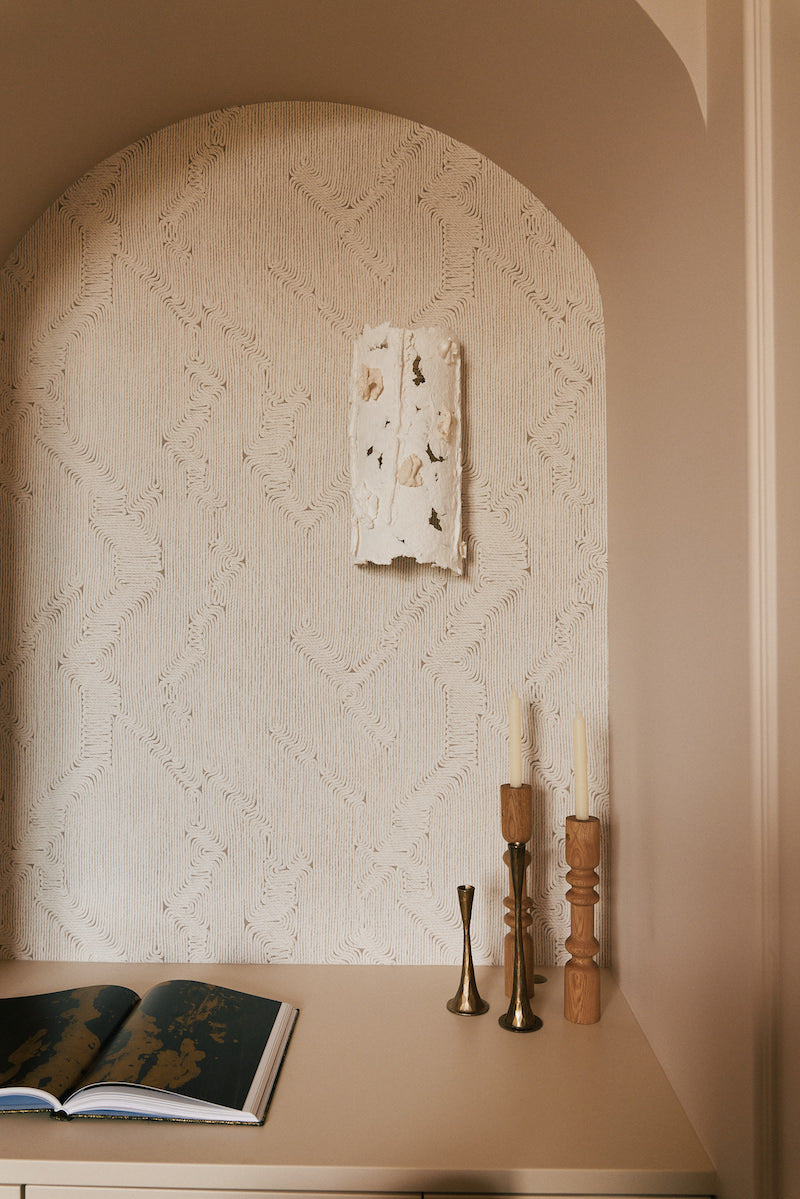 Avec sa structure en métal, l'applique Abaca est soigneusement créée avec amour et délicatesse par l'artiste Emma Karila. Offrez une ambiance chaleureuse à votre intérieur, l'applique en papier allié à l'artisanat et la tradition à une esthétique moderne et élégante.  Fabriquée à partir de papier coton abaca, puis sculptée mouillée, en séchant, cette lampe est unique en son genre rendant chaque exemplaire en véritable œuvre d'art.