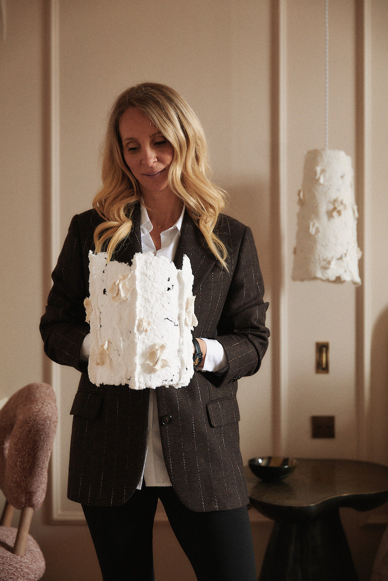 Avec sa structure en métal, l'applique Abaca est soigneusement créée avec amour et délicatesse par l'artiste Emma Karila. Offrez une ambiance chaleureuse à votre intérieur, l'applique en papier allié à l'artisanat et la tradition à une esthétique moderne et élégante.  Fabriquée à partir de papier coton abaca, puis sculptée mouillée, en séchant, cette lampe est unique en son genre rendant chaque exemplaire en véritable œuvre d'art.