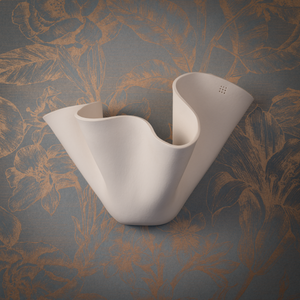 S'inspirant des volutes naturelles d’un carré d’étoffe, la collection Drapus met en valeur la simplicité et la douceur de la céramique. Cette magnifique applique, proposée en exclusivité pour Caroline Andréoni La Maison, en porcelaine brute s'intégrera parfaitement dans votre chambre à coucher, votre couloir ou votre salon. Qu'elle soit utilisée seule ou en série, elle illuminera votre espace avec l’élégance propre à la porcelaine.