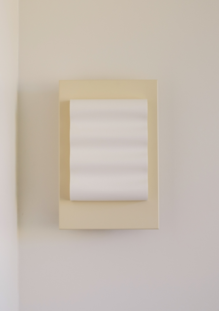 Les appliques Frame Acier laqué de Violaine d'Harcourt sont fabriquées à la main au Portugal, en acier laqué blanc cassé et en papier.

Dotées d'un design minimaliste et rendant un subtil hommage à l'architecture moderne, les appliques murales Frame sont réalisées avec des matériaux contrastés qui rehaussent le toucher doux d'une vague de papier.