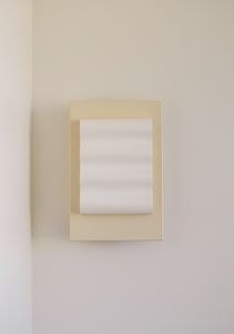 Les appliques Frame Acier laqué de Violaine d'Harcourt sont fabriquées à la main au Portugal, en acier laqué blanc cassé et en papier.

Dotées d'un design minimaliste et rendant un subtil hommage à l'architecture moderne, les appliques murales Frame sont réalisées avec des matériaux contrastés qui rehaussent le toucher doux d'une vague de papier.