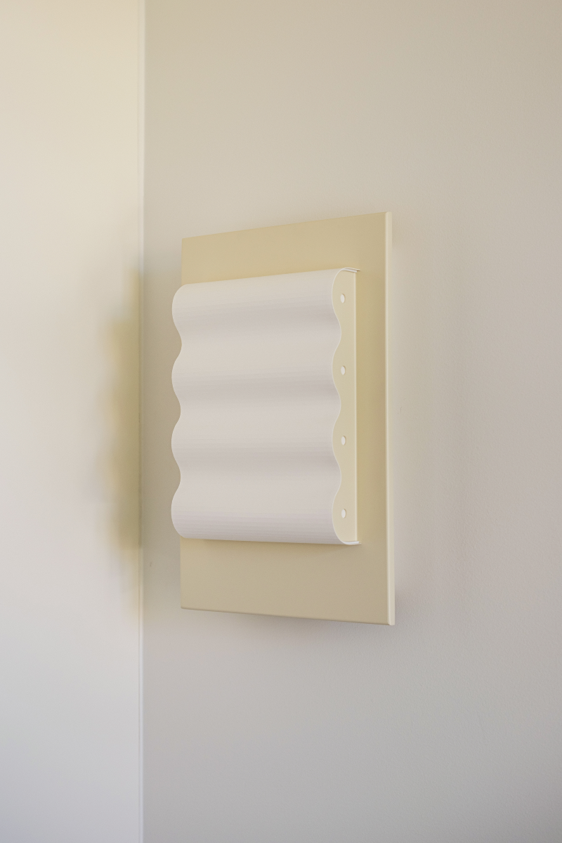 Les appliques Frame Acier laqué de Violaine d'Harcourt sont fabriquées à la main au Portugal, en acier laqué blanc cassé et en papier.

Dotées d'un design minimaliste et rendant un subtil hommage à l'architecture moderne, les appliques murales Frame sont réalisées avec des matériaux contrastés qui rehaussent le toucher doux d'une vague de papier.