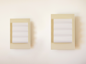 Les appliques Frame Acier laqué de Violaine d'Harcourt sont fabriquées à la main au Portugal, en acier laqué blanc cassé et en papier.

Dotées d'un design minimaliste et rendant un subtil hommage à l'architecture moderne, les appliques murales Frame sont réalisées avec des matériaux contrastés qui rehaussent le toucher doux d'une vague de papier.