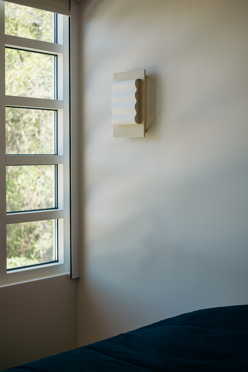 Les appliques Frame Acier laqué de Violaine d'Harcourt sont fabriquées à la main au Portugal, en acier laqué blanc cassé et en papier.

Dotées d'un design minimaliste et rendant un subtil hommage à l'architecture moderne, les appliques murales Frame sont réalisées avec des matériaux contrastés qui rehaussent le toucher doux d'une vague de papier.