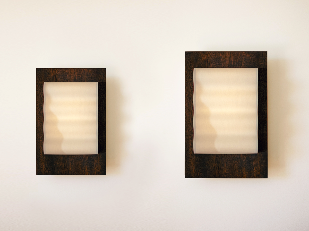 Les appliques Frame Wood de Violaine d'Harcourt sont fabriquées à la main au Portugal avec du bois&nbsp;d'acajou huilé et du papier.  Dotées d'un design minimaliste et rendant un subtil hommage à l'architecture moderne, les appliques murales Frame sont réalisées avec des matériaux contrastés qui rehaussent le toucher doux d'une vague de papier.