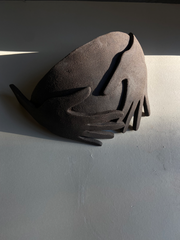 L'applique Je t'abrite fait partie de la collection "à mains nues" évoquant la douceur, la confiance et l'amour inconditionnel. L'artiste Thalia Dalecky a voulu exprimer dans cette pièce la sensation du soutien et de consolation d'une caresse, la tendresse d'une main sur la peau, l'abandon dans l'autre jusqu'à l'acceptation de sa propre vulnérabilité. Se reposer en quelqu'un que l'on aime et baisser sa garde, se laisser porter...