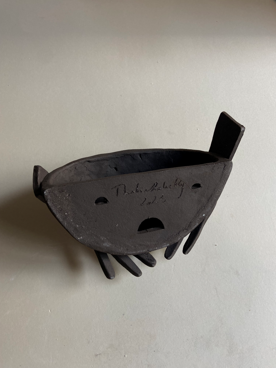 L'applique Je t'abrite fait partie de la collection "à mains nues" évoquant la douceur, la confiance et l'amour inconditionnel. L'artiste Thalia Dalecky a voulu exprimer dans cette pièce la sensation du soutien et de consolation d'une caresse, la tendresse d'une main sur la peau, l'abandon dans l'autre jusqu'à l'acceptation de sa propre vulnérabilité. Se reposer en quelqu'un que l'on aime et baisser sa garde, se laisser porter...