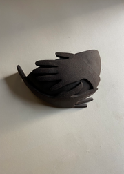 L'applique Je t'enlace fait partie de la collection "à mains nues" évoquant la douceur, la confiance et l'amour inconditionnel. L'artiste Thalia Dalecky a voulu exprimer dans cette pièce la sensation du soutien et de consolation d'une caresse, la tendresse d'une main sur la peau, l'abandon dans l'autre jusqu'à l'acceptation de sa propre vulnérabilité. Se reposer en quelqu'un que l'on aime et baisser sa garde, se laisser porter...