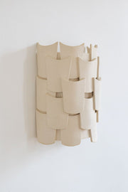 L'applique Sève en exclusivité chez Caroline Andréoni La Maison, tire son nom de la nature, source d'inspiration intarissable de la créatrice Adeline Delesalle. Faisant référence à l'essence même des plantes, la collection Sève s'apparente à des feuilles stylisées de par ses formes et ses empiècements.