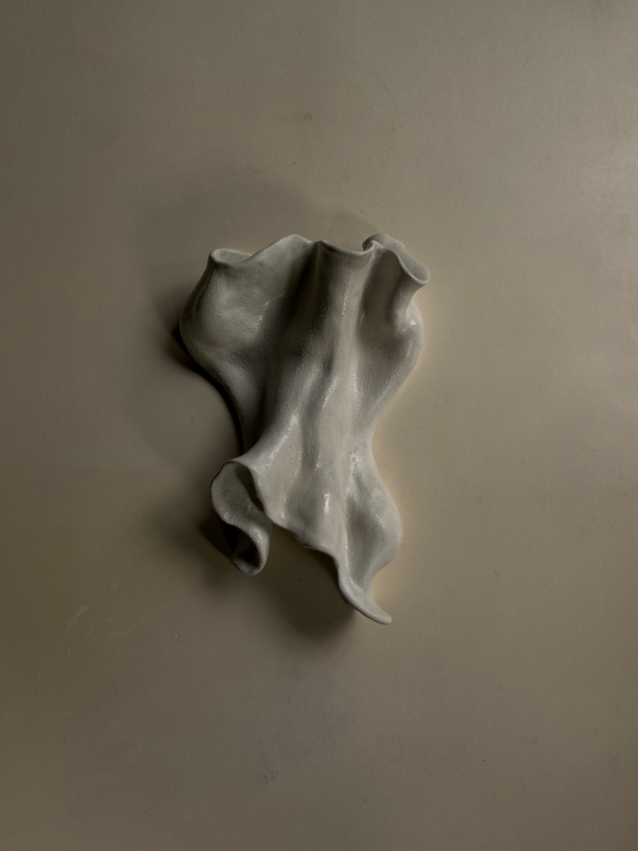 Inspirée par les formes organiques et la beauté naturelle des coquillages, cette applique est réalisée par l'artiste Thalia Dalecky. Cette pièce s'adapte à une variété de styles d'intérieur apportant une touche de sérénité. Confectionné à base de grès crème émaillé, grès crème émaillé, l'applique murale Coquillage ajoute une touche de charme et une atmosphère apaisante votre espace.