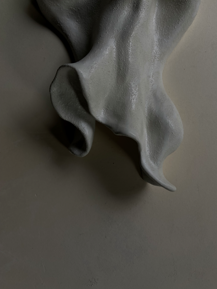 Inspirée par les formes organiques et la beauté naturelle des coquillages, cette applique est réalisée par l'artiste Thalia Dalecky. Cette pièce s'adapte à une variété de styles d'intérieur apportant une touche de sérénité. Confectionné à base de grès crème émaillé, grès crème émaillé, l'applique murale Coquillage ajoute une touche de charme et une atmosphère apaisante votre espace.