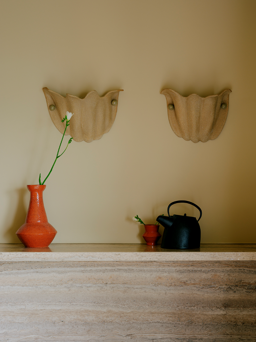 L'artiste Thalia Dalecky aime expérimenter et découvrir de nouveaux matériaux lui permettant de créer de nouvelles méthodes de création. pour cette paire d'appliques Florales en grès beige orangé, elle s'inspire de la faune et la flore couplées à ses expérimentations avec l'argile.