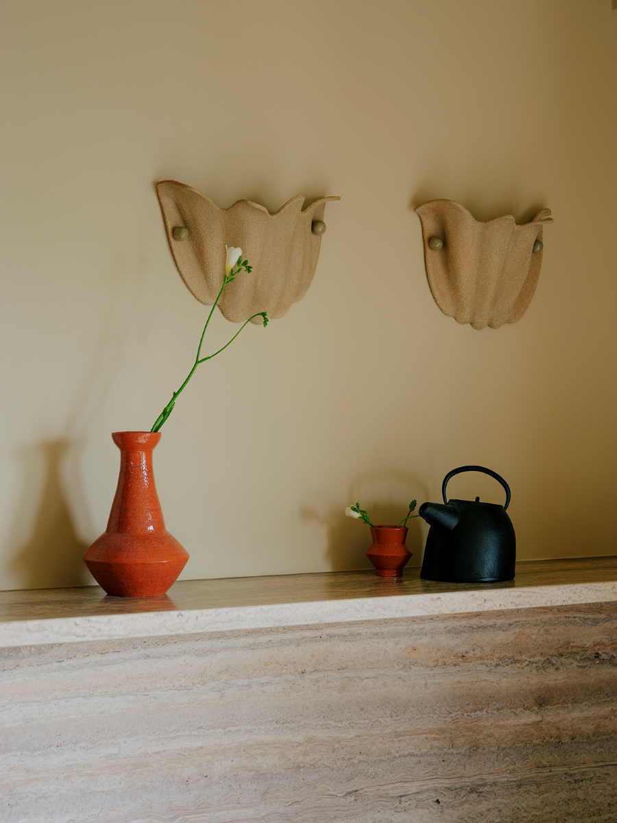 L'artiste Thalia Dalecky aime expérimenter et découvrir de nouveaux matériaux lui permettant de créer de nouvelles méthodes de création. pour cette paire d'appliques Florales en grès beige orangé, elle s'inspire de la faune et la flore couplées à ses expérimentations avec l'argile.