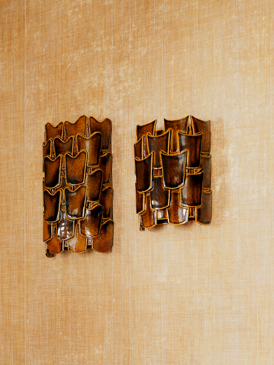 VAGUE est une applique de la créatrice Adeline Delesalle en exclusivité chez Caroline Andréoni La Maison. L’amour de la mer et de la Méditerranée l’ont inspiré pour cette collection aux formes rondes et juxtaposées évoquant les flots.

L'applique est fabriquée avec du grès blanc chamotté, terre lisse à laquelle a été rajoutée de la terre cuite broyée, lui donnant une texture idéale pour le modelage et un grain authentique.