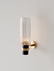 Ces lampes ponctuent les espaces en revendiquant leur style art déco. Elles rythment avec élégance un intérieur contemporain, à la fois épurées dans leurs lignes et raffinées dans le travail du verre. Plusieurs lampes dans un même intérieur rappellent, par touche, les brasseries parisiennes et les salons années 30.
La lumière est diffuse et cristalline. Le verre travaillé est à la fois léger et subtil.