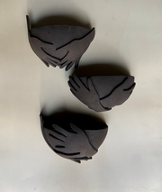 L'applique Je te porte fait partie de la collection "à mains nues" évoquant la douceur, la confiance et l'amour inconditionnel. L'artiste Thalia Dalecky a voulu exprimer dans cette pièce la sensation du soutien et de consolation d'une caresse, la tendresse d'une main sur la peau, l'abandon dans l'autre jusqu'à l'acceptation de sa propre vulnérabilité. Se reposer en quelqu'un que l'on aime et baisser sa garde, se laisser porter...