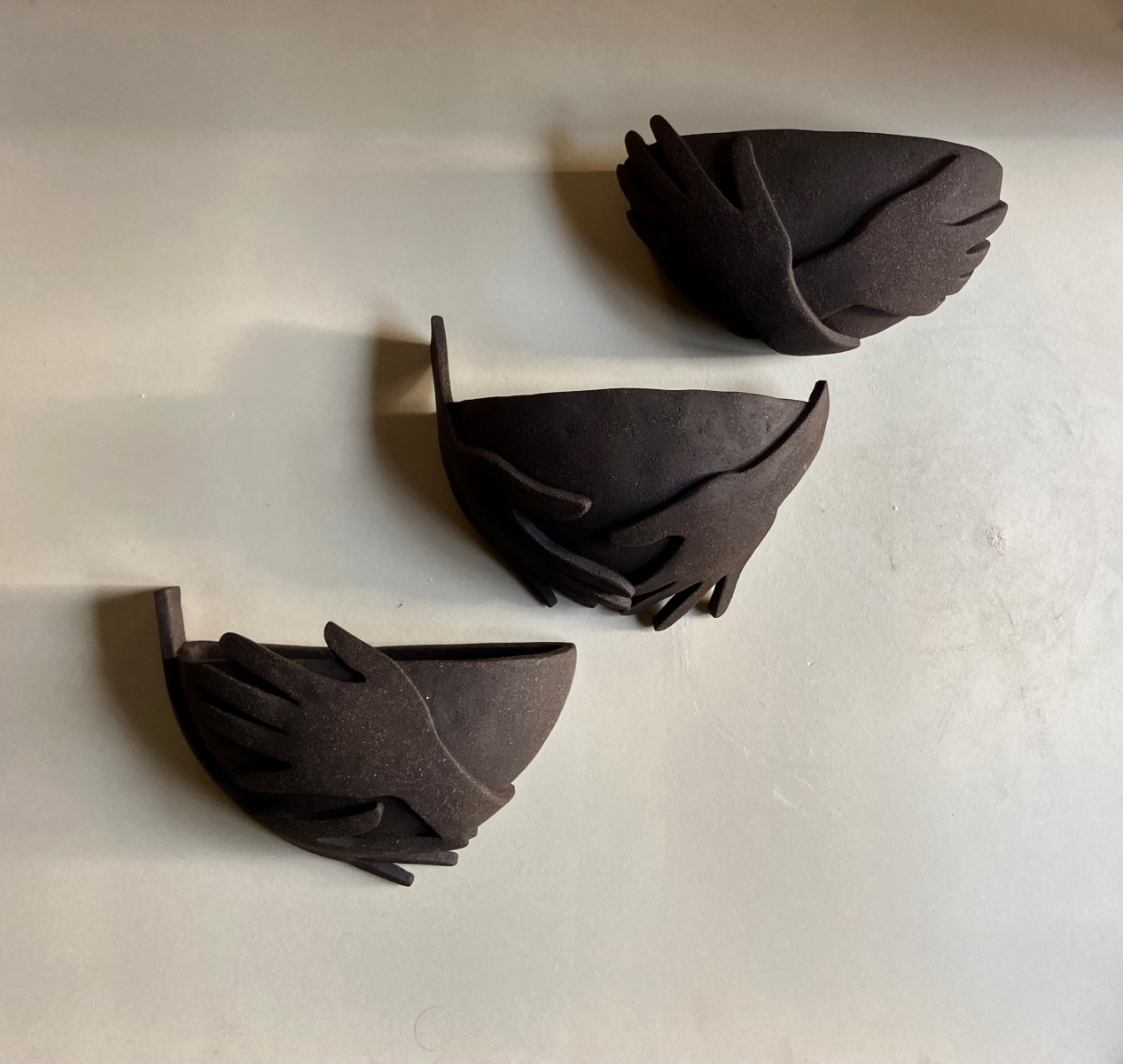 L'applique Je t'enlace fait partie de la collection "à mains nues" évoquant la douceur, la confiance et l'amour inconditionnel. L'artiste Thalia Dalecky a voulu exprimer dans cette pièce la sensation du soutien et de consolation d'une caresse, la tendresse d'une main sur la peau, l'abandon dans l'autre jusqu'à l'acceptation de sa propre vulnérabilité. Se reposer en quelqu'un que l'on aime et baisser sa garde, se laisser porter...