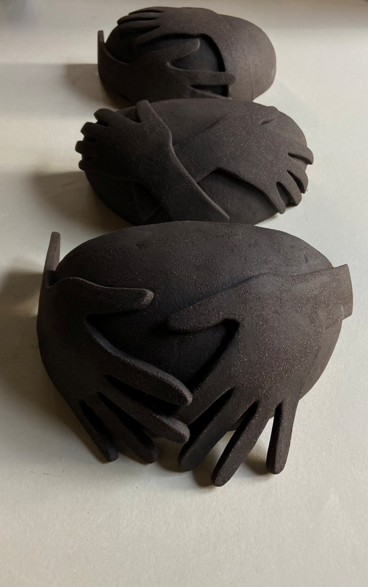 L'applique Je t'enlace fait partie de la collection "à mains nues" évoquant la douceur, la confiance et l'amour inconditionnel. L'artiste Thalia Dalecky a voulu exprimer dans cette pièce la sensation du soutien et de consolation d'une caresse, la tendresse d'une main sur la peau, l'abandon dans l'autre jusqu'à l'acceptation de sa propre vulnérabilité. Se reposer en quelqu'un que l'on aime et baisser sa garde, se laisser porter...