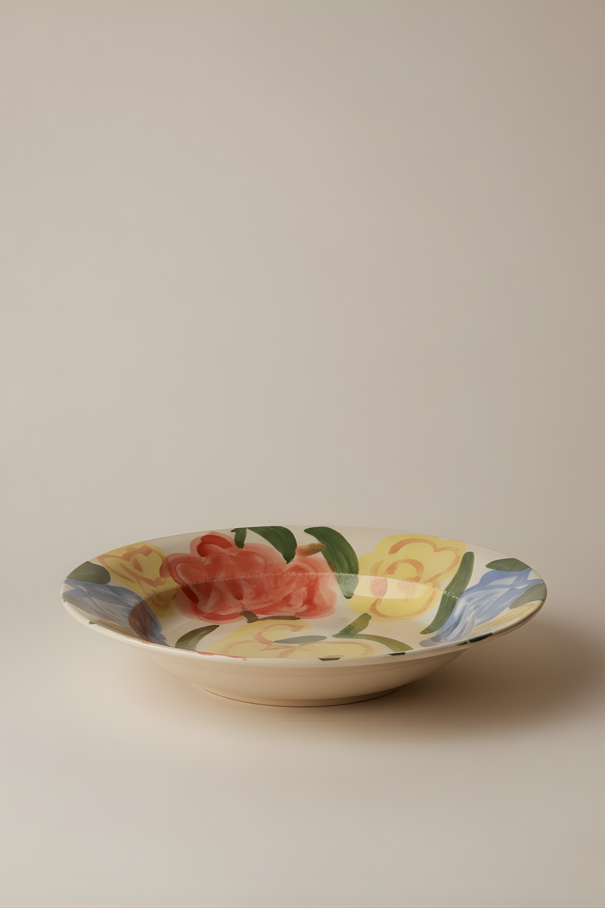 Ces assiettes Florales naissent au tour de potier, puis prennent vie sous les pinceaux de l’atelier marseillais de L’Irrégulière Céramique. Sur chaque pièce, un jardin spontané se déploie : fleurs abstraites, pétales vibrants, couleurs qui s’entremêlent et jouent avec la matière brute.