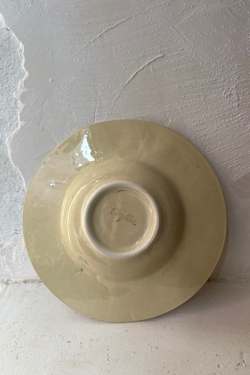 Ces assiettes Florales naissent au tour de potier, puis prennent vie sous les pinceaux de l’atelier marseillais de L’Irrégulière Céramique. Sur chaque pièce, un jardin spontané se déploie : fleurs abstraites, pétales vibrants, couleurs qui s’entremêlent et jouent avec la matière brute.