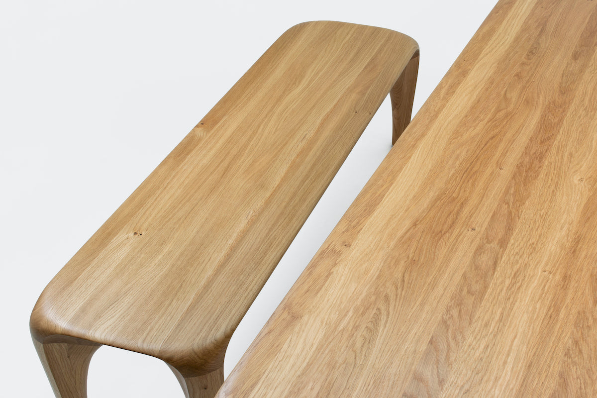 La collection Spline est à mi-chemin entre mobilier et sculpture. Elle s'éloigne des formes géométriques et rectilignes pour tendre vers des lignes naturalistes en quête de fluidité et de continuité. Les meubles sont à regarder, à toucher et à ressentir. Chaque pièce est unique, faite à la main, signée et datée. Autres dimensions et essences de bois sur demande.