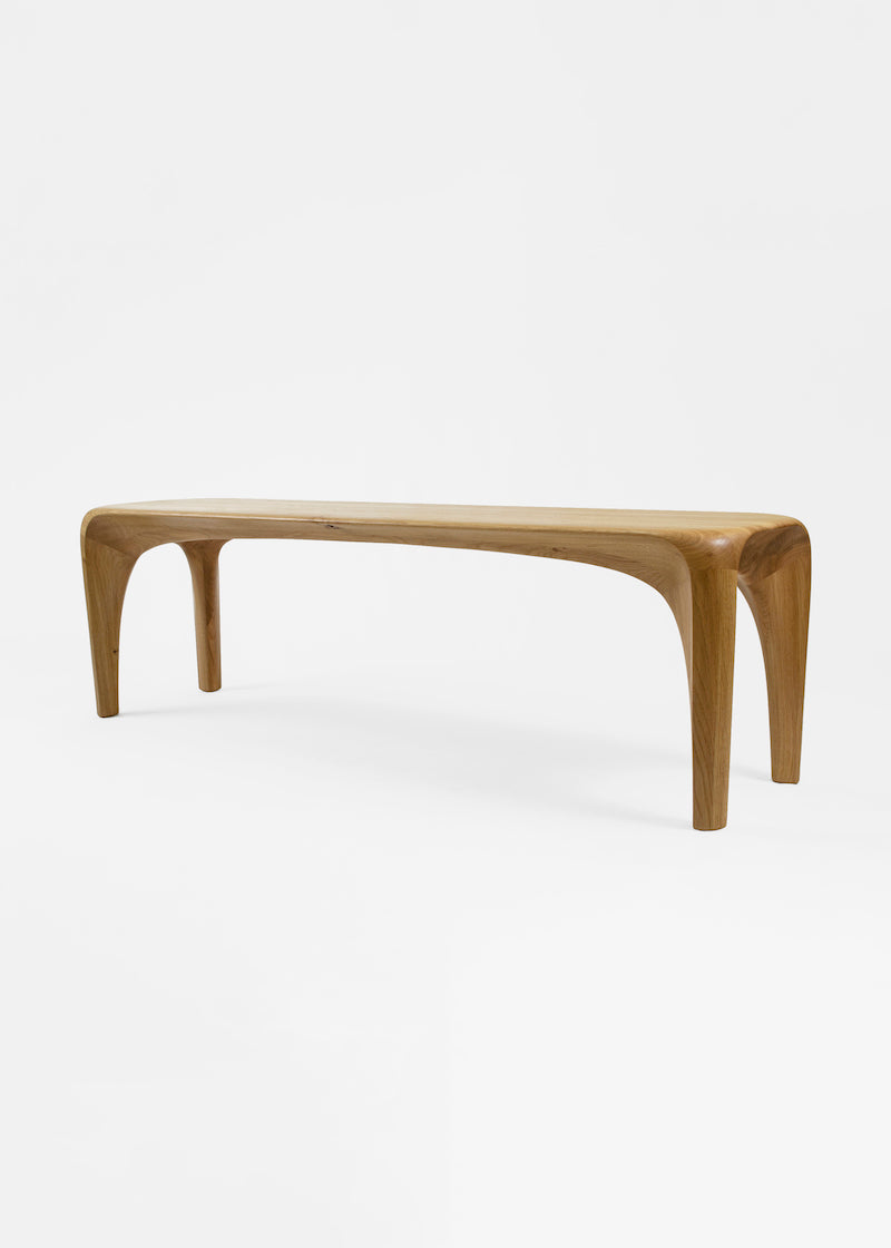 La collection Spline est à mi-chemin entre mobilier et sculpture. Elle s'éloigne des formes géométriques et rectilignes pour tendre vers des lignes naturalistes en quête de fluidité et de continuité. Les meubles sont à regarder, à toucher et à ressentir. Chaque pièce est unique, faite à la main, signée et datée. Autres dimensions et essences de bois sur demande.