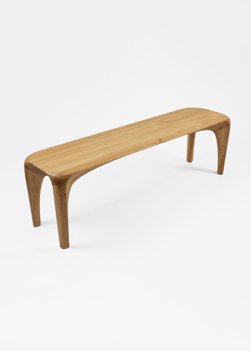 La collection Spline est à mi-chemin entre mobilier et sculpture. Elle s'éloigne des formes géométriques et rectilignes pour tendre vers des lignes naturalistes en quête de fluidité et de continuité. Les meubles sont à regarder, à toucher et à ressentir. Chaque pièce est unique, faite à la main, signée et datée. Autres dimensions et essences de bois sur demande.