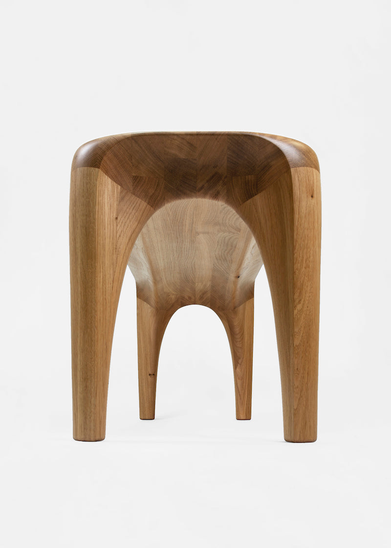 La collection Spline est à mi-chemin entre mobilier et sculpture. Elle s'éloigne des formes géométriques et rectilignes pour tendre vers des lignes naturalistes en quête de fluidité et de continuité. Les meubles sont à regarder, à toucher et à ressentir. Chaque pièce est unique, faite à la main, signée et datée. Autres dimensions et essences de bois sur demande.