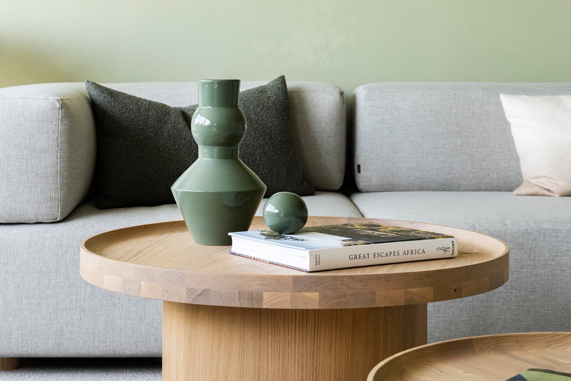 Pièce iconique de&nbsp; notre &nbsp;collection signature, le vase Pico se pare d'une nouvelle robe&nbsp;vert d'Égypte pour &nbsp;Résonance et viendra&nbsp; sublimer &nbsp;délicatement votre intérieur.  Objet sculptural par excellence, Pico se pose et se compose, agrémenté de sa sphère posée sur le haut ou déposée sur le côté, il évolue selon vos envies, se transformant de vase en sculpture et de sculpture en vase. Alternance de formes généreuses et graphiques, ils sauront vivre seuls ou en paire.