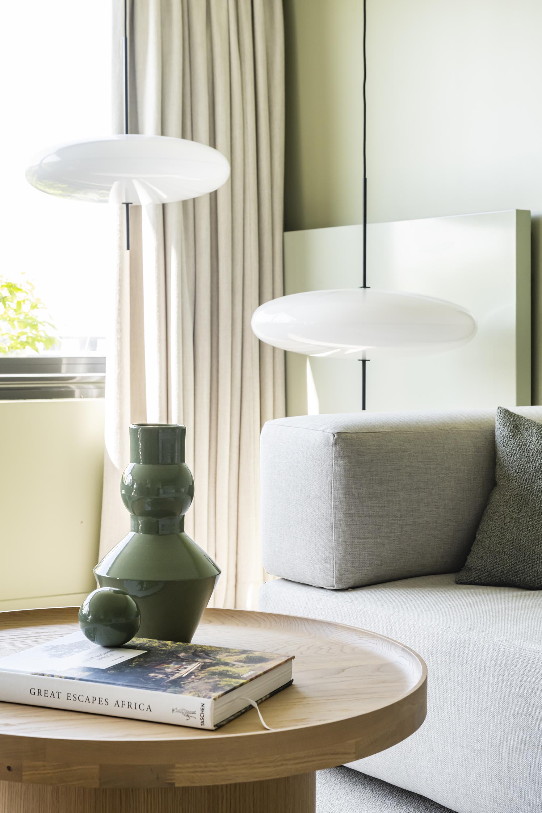 Pièce iconique de&nbsp; notre &nbsp;collection signature, le vase Pico se pare d'une nouvelle robe&nbsp;vert d'Égypte pour &nbsp;Résonance et viendra&nbsp; sublimer &nbsp;délicatement votre intérieur.  Objet sculptural par excellence, Pico se pose et se compose, agrémenté de sa sphère posée sur le haut ou déposée sur le côté, il évolue selon vos envies, se transformant de vase en sculpture et de sculpture en vase. Alternance de formes généreuses et graphiques, ils sauront vivre seuls ou en paire.