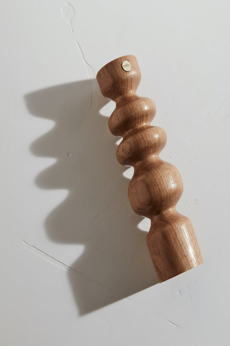 Telle une famille, la collection de bougeoirs&nbsp; Romie Objetti est un clin d'oeil aux diverses créations de l'équipe de Design française "L'oeuf centre d'études". Cet ensemble de totems aux largeurs, hauteurs et essences différentes, avec ou sans bougies habillent votre intérieur comme des sculptures. La finition à la cire d'abeille apporte un rendu satiné et soyeux qui permet de préserver l'aspect naturel et authentique du bois, tout en le sublimant.