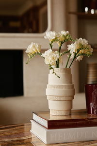 Le bougeoir Écorce en exclusivité chez Caroline Andréoni La Maison est réalisé en grès blanc chamotté, terre lisse à laquelle a été rajoutée de la terre cuite broyée lui donnant une texture idéale pour le modelage et un grain authentique. Il est proposé brut ou émaillé couleur cognac et vert. Dans les 2 finitions, l’intérieur est émaillé transparent afin de les utiliser en vase. La collection Écorce est réalisée selon la technique de la plaque et entièrement façonnées à la main.