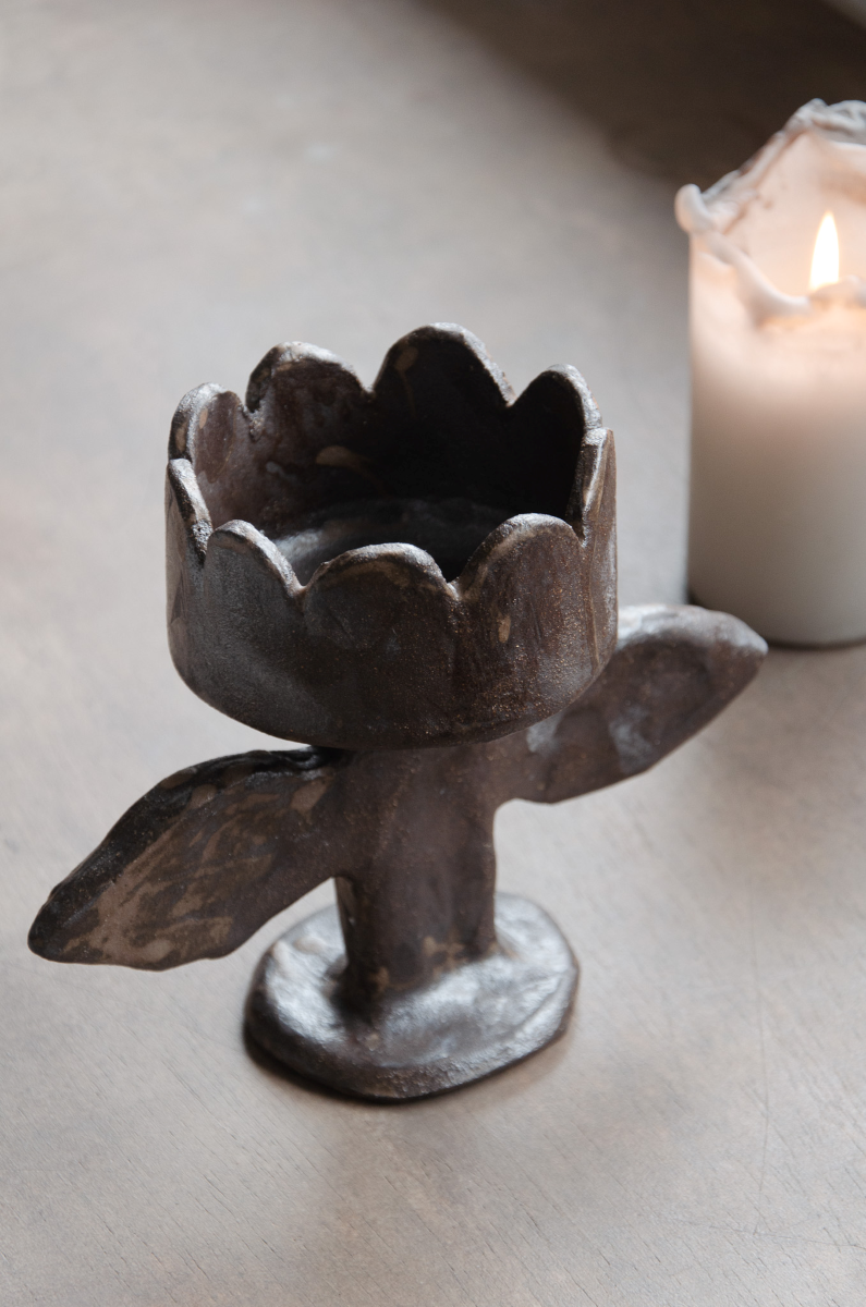 Le grand bougeoir / porte-bougies Fleurs est entièrement modelé à la main au Portugal en grès naturel. Chaque pièce, délicatement façonnée, évoque la simplicité des formes organiques et la beauté du geste artisanal.

Pensé pour accompagner vos moments du quotidien, ce chandelier se prête aussi bien à la décoration d’une table qu’à la création d’une ambiance lumineuse et poétique.
Des objets à la fois utiles et décoratifs, conçus pour traverser le temps et sublimer vos intérieurs.