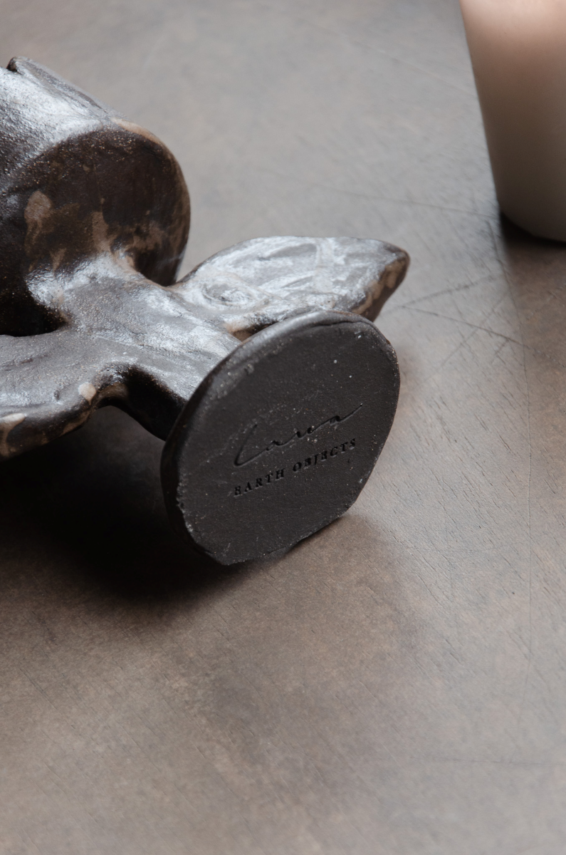 Le grand bougeoir / porte-bougies Fleurs est entièrement modelé à la main au Portugal en grès naturel. Chaque pièce, délicatement façonnée, évoque la simplicité des formes organiques et la beauté du geste artisanal.

Pensé pour accompagner vos moments du quotidien, ce chandelier se prête aussi bien à la décoration d’une table qu’à la création d’une ambiance lumineuse et poétique.
Des objets à la fois utiles et décoratifs, conçus pour traverser le temps et sublimer vos intérieurs.