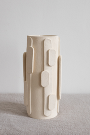 Le bougeoir Glow en exclusivité chez Caroline Andréoni La Maison tire son nom de l'éclat qu'il apporte, en anglais, évoquant ainsi la luminosité naturelle qui inspire infatigablement la créatrice Adeline Delesalle. Ce vase en grand modèle est réalisé selon la technique de la plaque, résultat du savoir-faire de l'artiste, entièrement réalisé à la main dans ses ateliers en France. Les cylindres sont "griffés" afin de créer un contraste de matière entre le support et les éléments ajoutés.