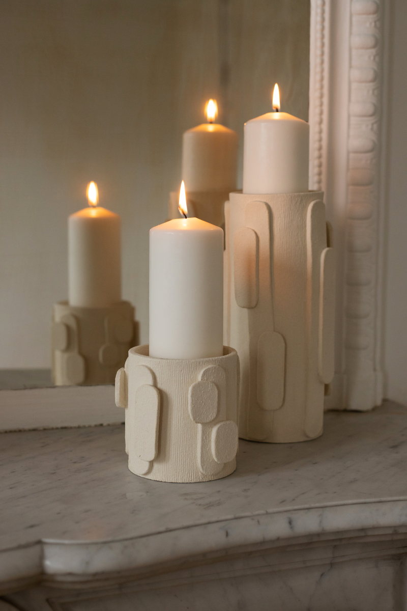 Le bougeoir Glow en exclusivité chez Caroline Andréoni La Maison tire son nom de l'éclat qu'il apporte, en anglais, évoquant ainsi la luminosité naturelle qui inspire infatigablement la créatrice Adeline Delesalle. Ce vase en petit modèle est réalisé selon la technique de la plaque, résultat du savoir-faire de l'artiste, entièrement réalisé à la main dans ses ateliers en France. Les cylindres sont "griffés" afin de créer un contraste de matière entre le support et les éléments ajoutés.