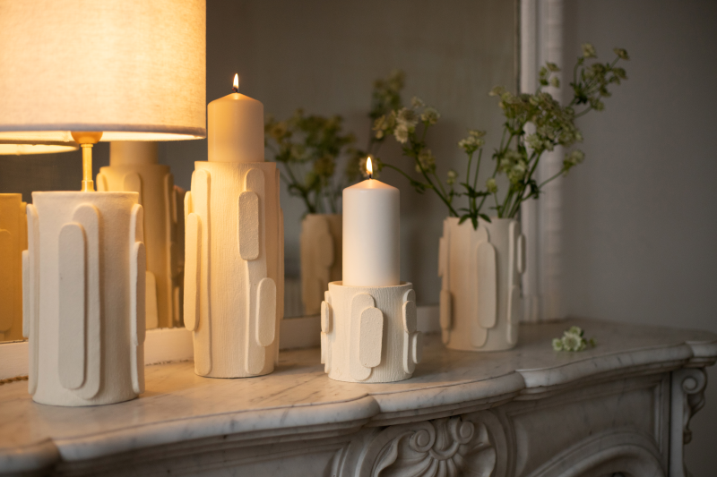 Le bougeoir Glow en exclusivité chez Caroline Andréoni La Maison tire son nom de l'éclat qu'il apporte, en anglais, évoquant ainsi la luminosité naturelle qui inspire infatigablement la créatrice Adeline Delesalle. Ce vase en moyen modèle est réalisé selon la technique de la plaque, résultat du savoir-faire de l'artiste, entièrement réalisé à la main dans ses ateliers en France. Les cylindres sont "griffés" afin de créer un contraste de matière entre le support et les éléments ajoutés.