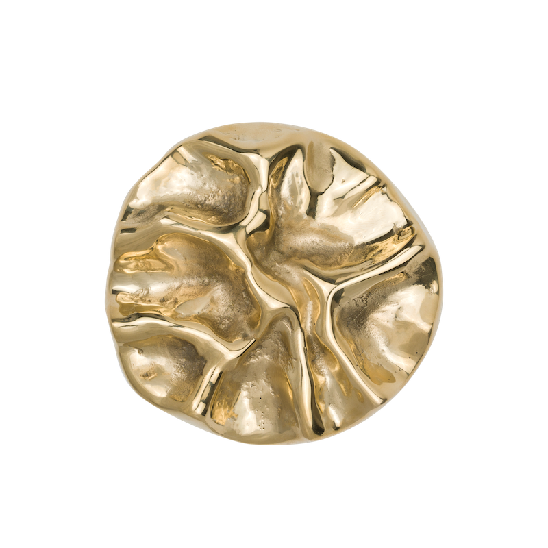 La poignée de meubles Tide en laiton est fabriquée à la main selon la technologie de moulage traditionnelle en Pologne, par des artisans expérimentés.  La forme irrégulière d'un ruban de soie à l'éclat subtil - c'est ainsi que l'on peut décrire en une phrase la poignée de meuble Tide en laiton.