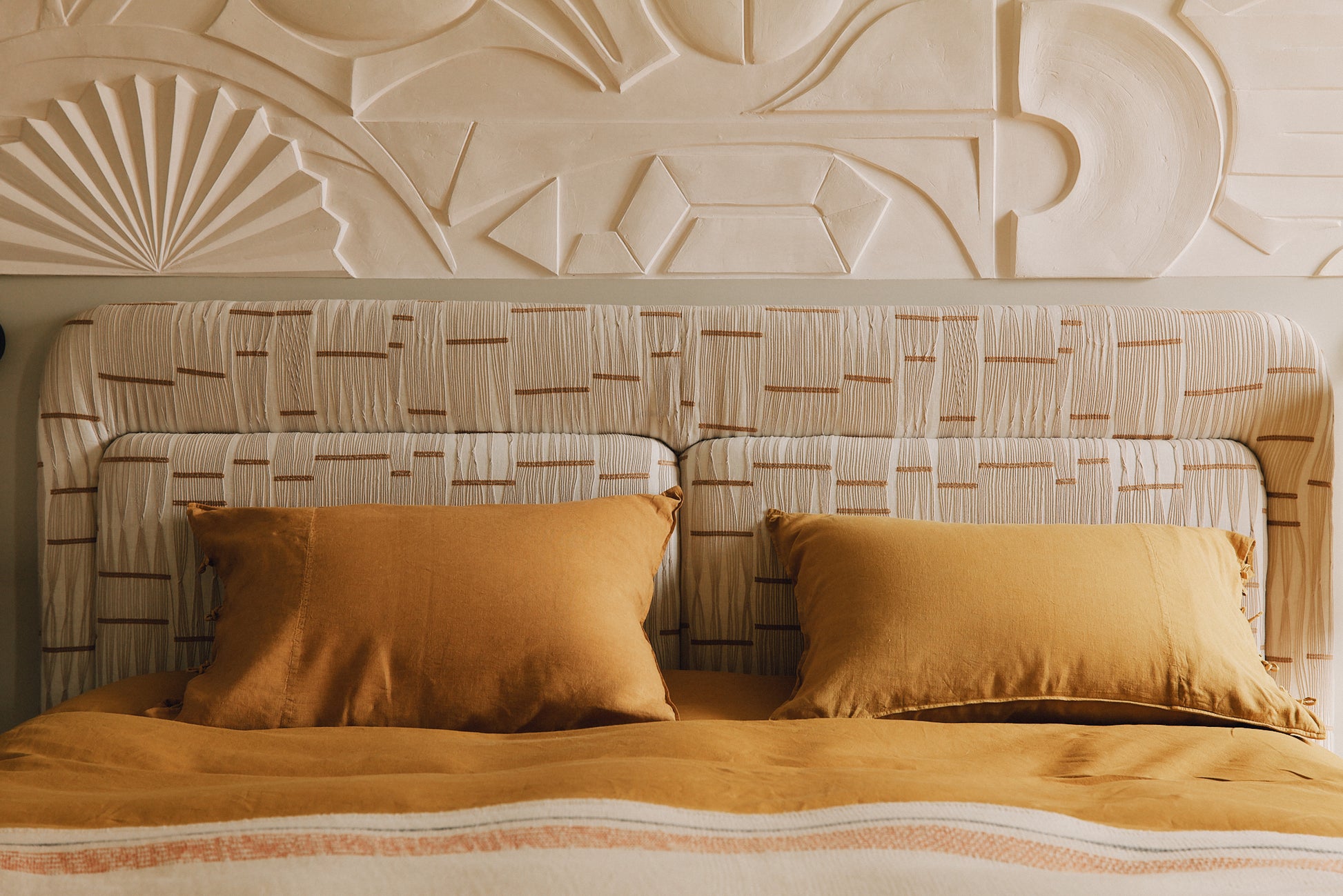 Initialement imaginée et conçue pour un des projets d'architecture d'intérieur signé par l'agence Caroline Andréoni, cette tête de lit aux lignes élégantes et aux proportions généreuses s'est naturellement imposée dans notre toute première collection. Nous avons sélectionné avec soin des tissus provenant de grandes maisons d'édition, tout en vous proposant également une gamme exclusive de textiles choisis avec attention, afin de créer un élément unique et raffiné pour votre intérieur.