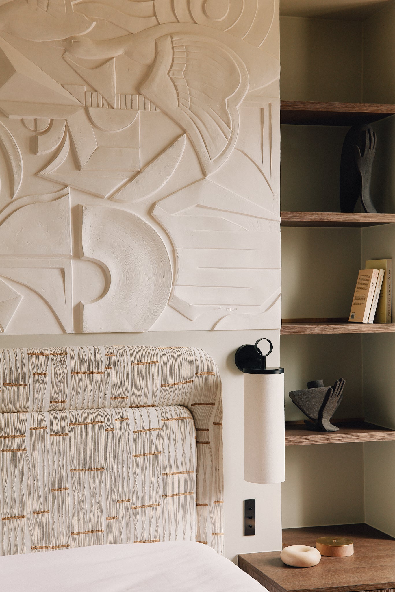 Initialement imaginée et conçue pour un des projets d'architecture d'intérieur signé par l'agence Caroline Andréoni, cette tête de lit aux lignes élégantes et aux proportions généreuses s'est naturellement imposée dans notre toute première collection. Nous avons sélectionné avec soin des tissus provenant de grandes maisons d'édition, tout en vous proposant également une gamme exclusive de textiles choisis avec attention, afin de créer un élément unique et raffiné pour votre intérieur.