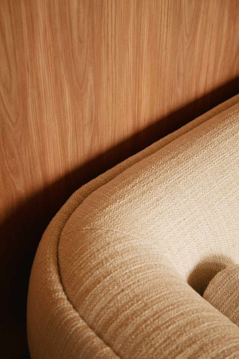 Pièce phare de notre collection Cienna , le canapé Le C. par Caroline Andréoni incarne un équilibre parfait entre un design audacieux et un confort enveloppant. Inspirée de l'architecture navale, sa structure en bois rappelle la coque d'un bateau, offrant à la fois robustesse et légèreté. Ses deux pieds en métal brut, façonnés comme des galets polis par le temps, viennent ancrer cette pièce avec une touche de modernité naturelle. Ils se contrastent subtilement avec les lignes généreuses du canapé.