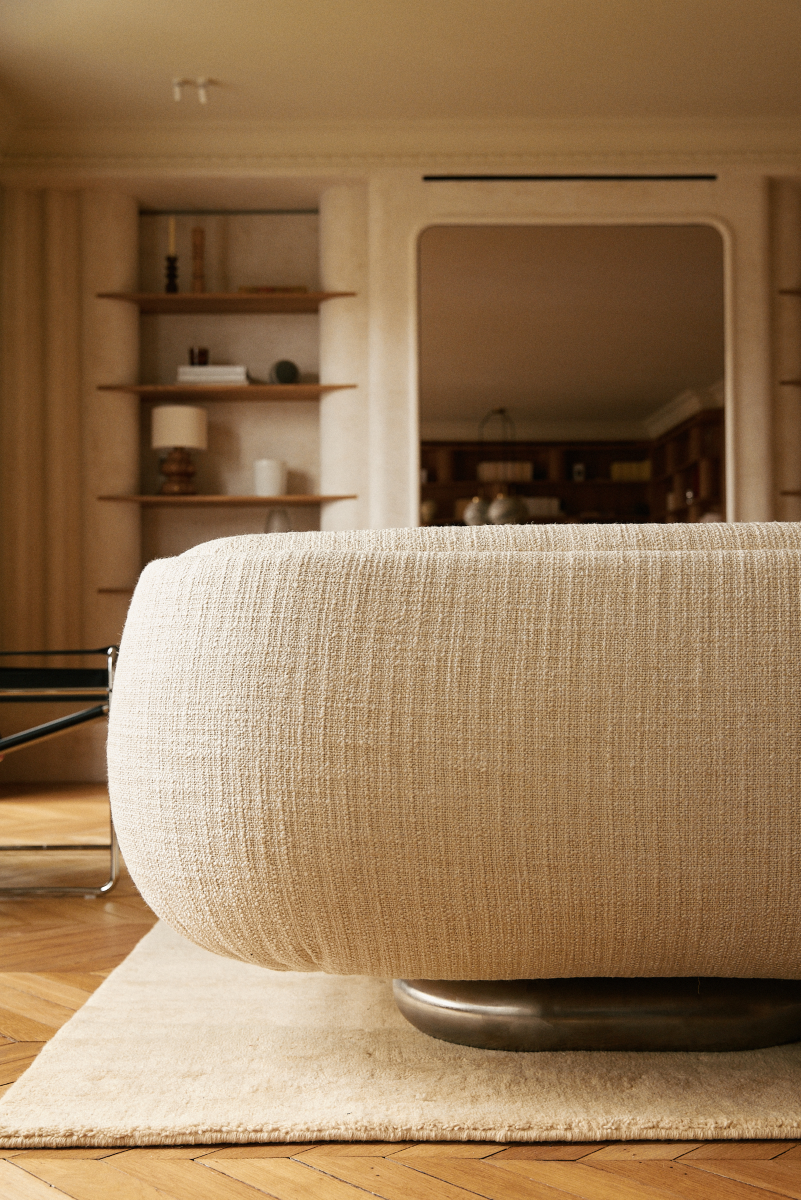 Pièce phare de notre collection Cienna , le canapé Le C. par Caroline Andréoni incarne un équilibre parfait entre un design audacieux et un confort enveloppant. Inspirée de l'architecture navale, sa structure en bois rappelle la coque d'un bateau, offrant à la fois robustesse et légèreté. Ses deux pieds en métal brut, façonnés comme des galets polis par le temps, viennent ancrer cette pièce avec une touche de modernité naturelle. Ils se contrastent subtilement avec les lignes généreuses du canapé.