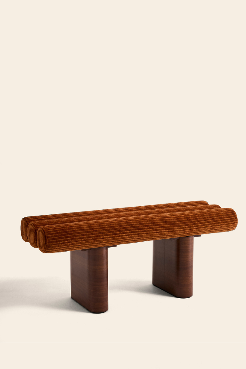 Le Pompidou, c’est une banquette pensée comme une véritable pièce architecturale. Ses lignes sculpturales apportent rythme et équilibre, entre minimalisme et sophistication. Plus qu’un meuble, il donne une présence à l’espace, le structure et le met en valeur.
Le choix des matières reflète ce caractère : un velours profond qui souligne la fluidité de ses formes, un tissu texturé qui apporte de la modernité, et des finitions soignées qui renforcent son identité. 